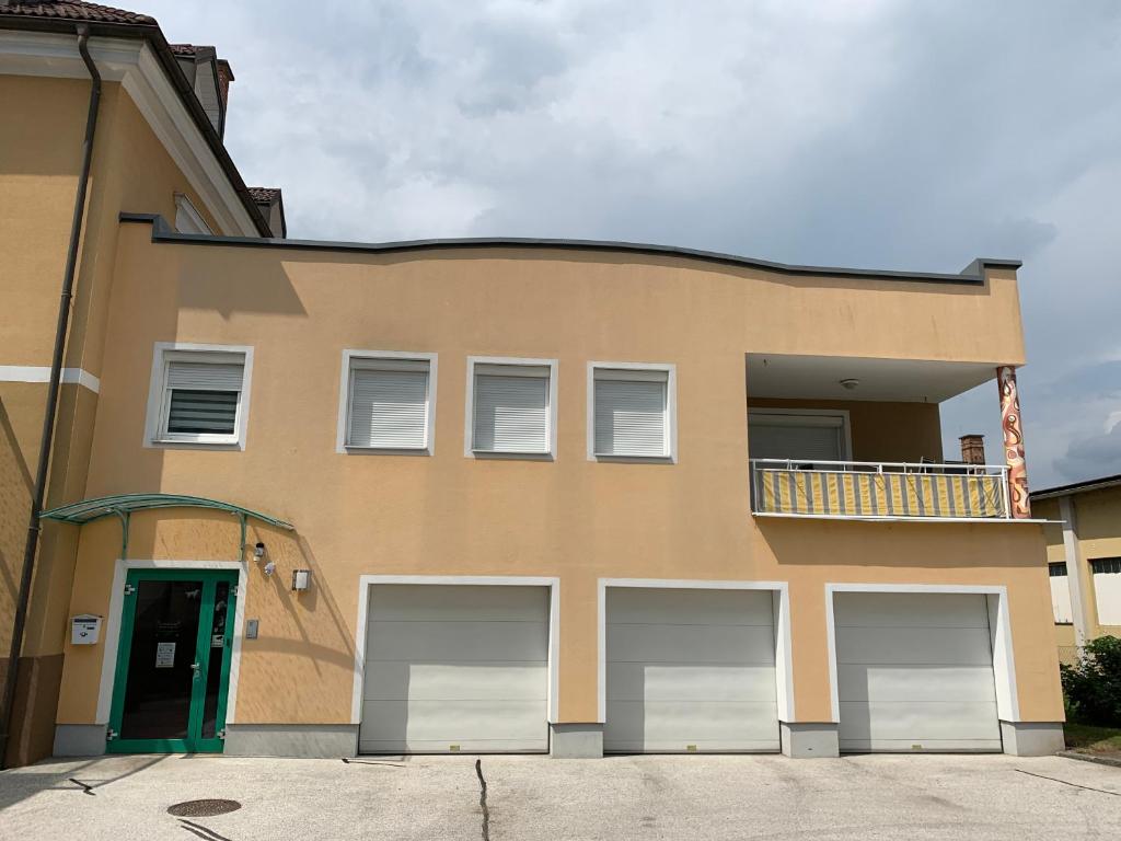 Charmante Wohnhäuser mit mehreren Einheiten, Terrassen, Garagen & Stellplätzen